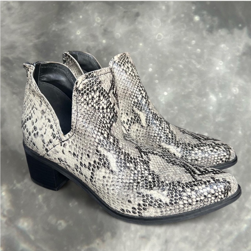 Blondo waterproof snakeskin ankle boots women’s 9